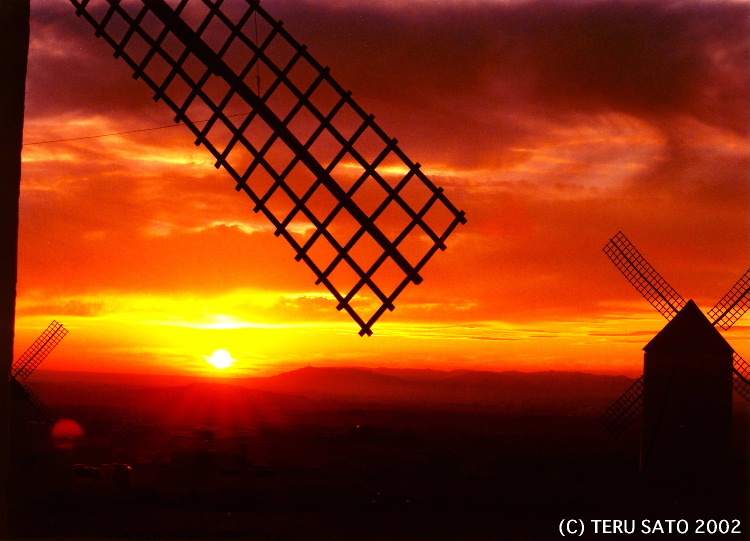 俳優佐藤輝撮影 スペイン ラ・マンチャ地方カンポ・デ・クリプターナの風車 夕陽