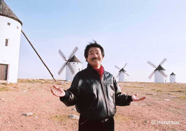 俳優佐藤輝 ミュージカル『ラ・マンチャの男』サンチョ スペイン、カンポ・デ・クリプターナの風車群