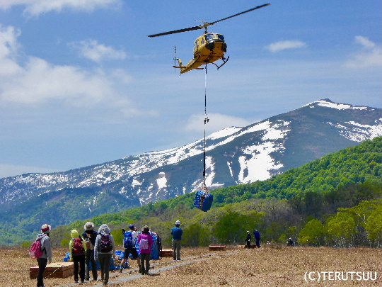俳優佐藤輝撮影 尾瀬ケ原・至仏山を背景に木道資材を運ぶヘリコプター